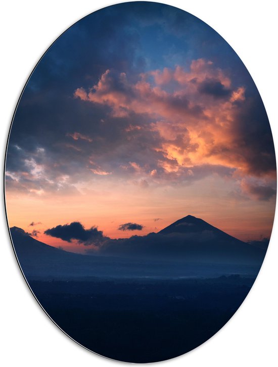WallClassics - Dibond Oval - Montagnes dans le paysage sous un ciel Oranje - 60x80 cm Photo sur ovale (avec système de suspension)