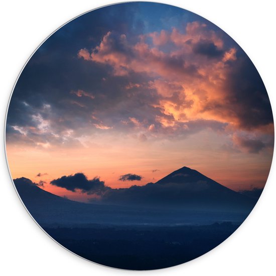 WallClassics - PVC Schuimplaat Muurcirkel - Bergen in het Landschap onder Oranje Lucht - 70x70 cm Foto op Muurcirkel (met ophangsysteem)