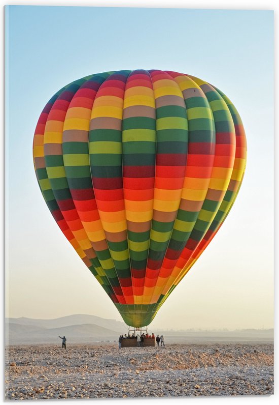 WallClassics - Acrylglas - Meerkleurige Luchtballon Geland op Woestijn - 40x60 cm Foto op Acrylglas (Wanddecoratie op Acrylaat)