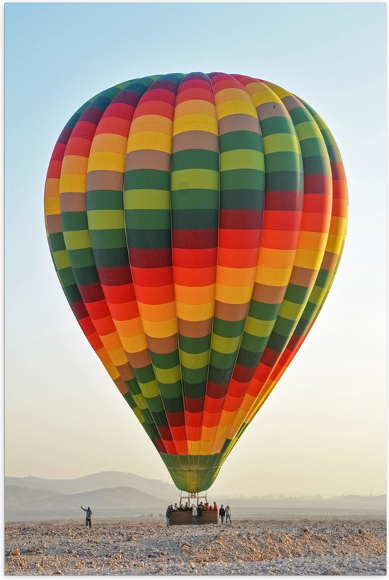 WallClassics - Poster (Mat) - Meerkleurige Luchtballon Geland op Woestijn - 50x75 cm Foto op Posterpapier met een Matte look