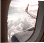 WallClassics - Acrylglas - Uitzicht vanuit Vliegtuigraam op Vliegtuigvleugel bij Wolkenveld - 50x50 cm Foto op Acrylglas (Met Ophangsysteem)