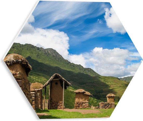 PVC Schuimplaat Hexagon - Klassiek Oude Hutjes in Heilige Vallei van de Inca's, Peru - 30x26.1 cm Foto op Hexagon (Met Ophangsysteem)
