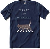 Walk Slowly But Never Walk Back | Katten - Kat - Cats - T-Shirt - Unisex - Navy Blue - Maat 4XL