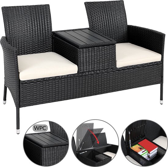 Zwarte polyrattan bank met crèmekleurige kussens. Inclusief een opklapbare tafel/opbergruimte in het midden.