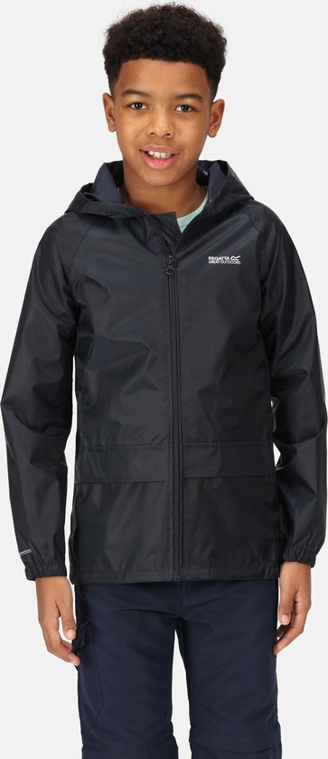 Jongen in een zwart regenjack met capuchon, een blauw T-shirt en een donkerblauwe broek.