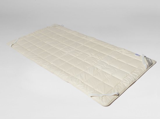 Crème kleurige wollen onderdeken met ruitstiksels en elastische hoekbanden.
