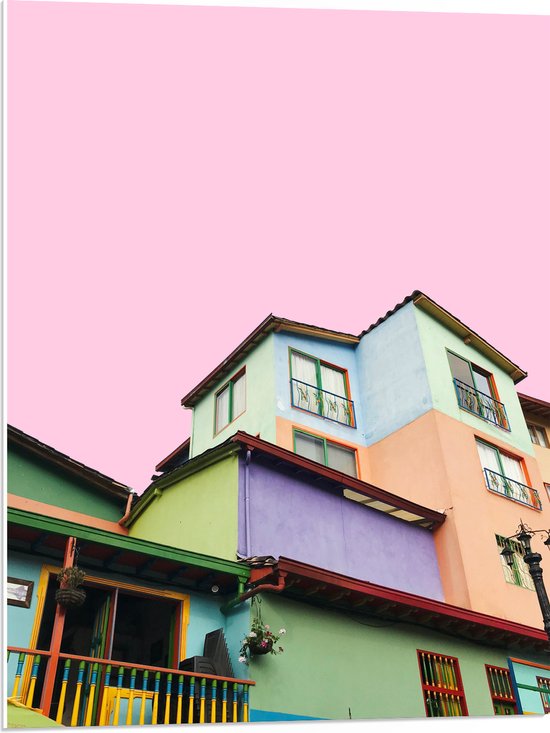 WallClassics - PVC Schuimplaat- Gekleurde Huizen met Roze achtergrond - 60x80 cm Foto op PVC Schuimplaat