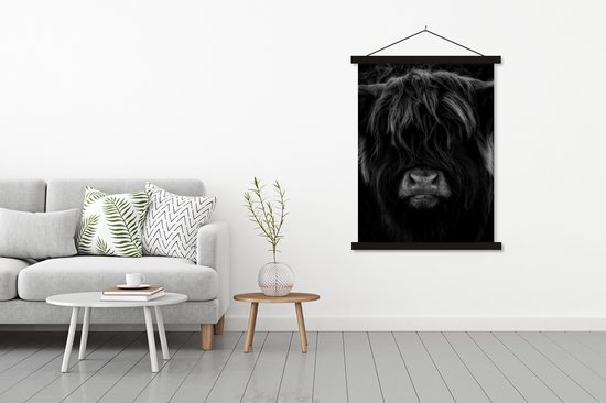 Posterhanger incl. Poster 120x160 cm - Schoolplaat - Schotse Hooglander - Koe - Portret - Dieren - Zwart - Wit - Textielposter - Zwarte latten