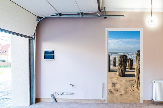 Deurposter 90x205 cm - Deursticker Zand - Strand - Paal - Water - Zomer - Meubelfolie zelfklevend - Deurfolie woonkamer - Interieurfolie fotobehang - Deur plakfolie - Deurstickers - Deurbehang sticker - Kamer decoratie