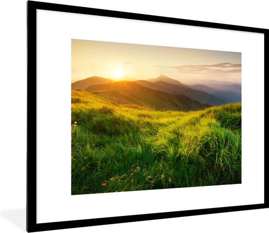 PosterMonkey - Cadre photo - Poster - Herbe - Montagnes - Soleil - Nature - Cadre poster - Cadre - 80x60 cm - Poster montagnes - Décoration chambre - Poster paysage - Image dans cadre