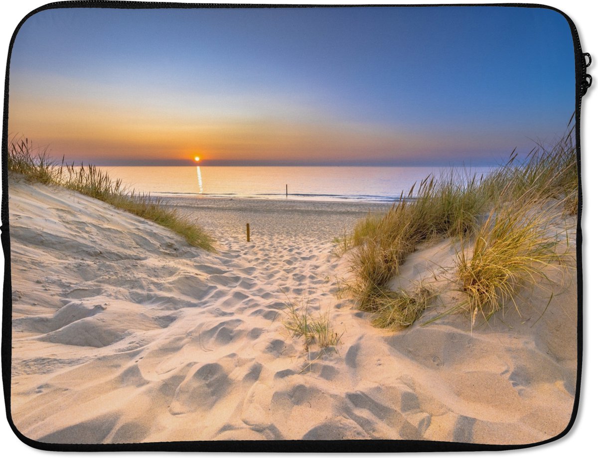 Laptophoes 15.6 inch - Duin - Zonsondergang - Horizon - Strand - Gras - Laptop sleeve - Binnenmaat 37x26 cm - Zwarte achterkant