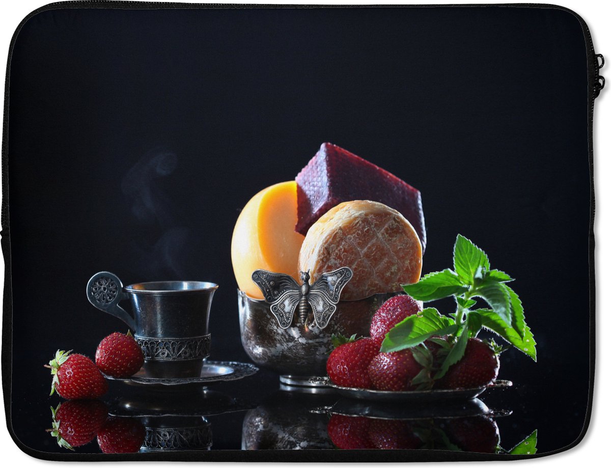 Laptophoes 17 inch - Rustiek - Fruit - Kaas - Tafel - Stilleven - Laptop sleeve - Binnenmaat 41x28 cm - Zwarte achterkant