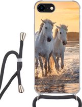 Hoesje met koord Geschikt voor iPhone SE 2020 - Paarden - Water - Strand - Dieren - Siliconen - Crossbody - Backcover met Koord - Telefoonhoesje met koord - Hoesje met touw