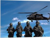 WallClassics - Acrylglas - Rij Soldaten bij Legerhelikopter - 80x60 cm Foto op Acrylglas (Met Ophangsysteem)