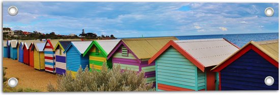 WallClassics - Tuinposter – Gekleurde huisjes op het Strand - 60x20 cm Foto op Tuinposter  (wanddecoratie voor buiten en binnen)