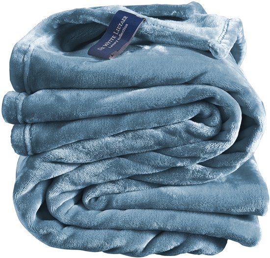 Een opgevouwen, lichtblauwe fleece deken met een label van 'De Witte Lietaer'.