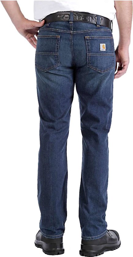 Man van achteren in een spijkerbroek van donker denim met een zwarte riem.