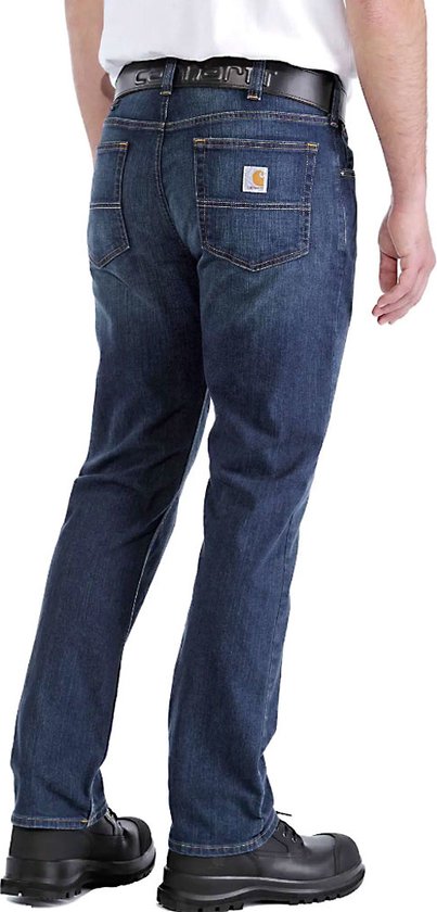 Man van achteren in een spijkerbroek van donker denim met een Carhartt-logo.