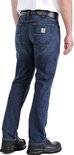 Man van achteren in een spijkerbroek van donker denim met een Carhartt-logo.