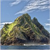 WallClassics - Poster Glossy - Grand Rocher dans la Mer avec Vert - 50x50 cm Photo sur Papier Poster avec Finition Brillante
