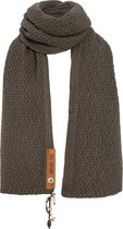 Knit Factory Luna Gebreide Sjaal Dames & Heren - Langwerpige sjaal - Ronde sjaal - Colsjaal - Omslagdoek - Cappuccino - Bruin - 200x50 cm - Inclusief sierspeld