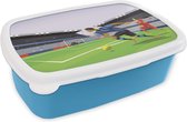 Broodtrommel Blauw - Lunchbox - Brooddoos - Een illustratie van spelers die voetballen in een stadion - Jongetje - Meisjes - Kinderen - 18x12x6 cm - Kinderen - Jongen