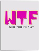 WallClassics - Dibond - Tekst: W T F wine time finally'' Lichtroze - 30x40 cm Foto op Aluminium (Met Ophangsysteem)