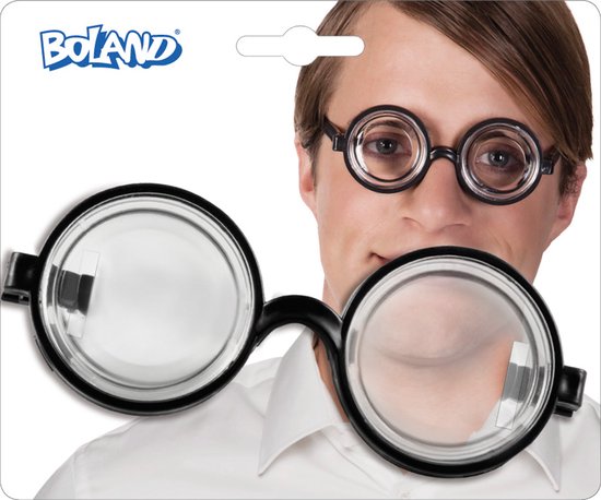 Verpakking met een man, Boland logo, en ronde, zwarte bril met dikke glazen.