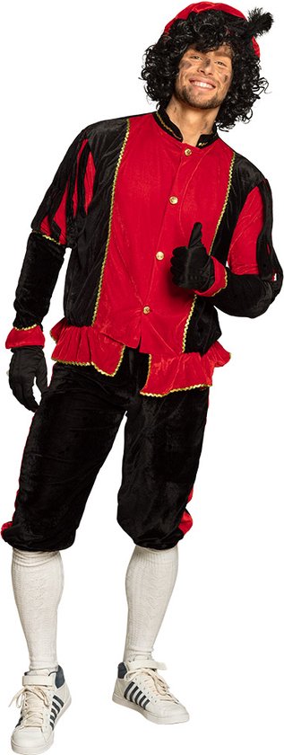 Volwassen man in rood-zwart Pieten kostuum met gouden details, die een duim omhoog geeft.