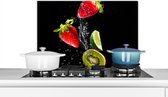 Spatscherm keuken 60x40 cm - Kookplaat achterwand Fruit - Water - Zwart - Stilleven Aardbei - Kiwi - Muurbeschermer - Spatwand fornuis - Hoogwaardig aluminium