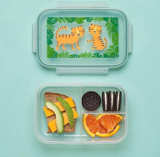 Boîte à pain transparente avec couvercle à motif tigre. Le fond est compartimenté et contient un sandwich, des biscuits et des fruits.