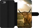 Bookcase Geschikt voor iPhone SE 2020 telefoonhoesje - Schotse Hooglander - Zon - Dieren - Met vakjes - Wallet case met magneetsluiting