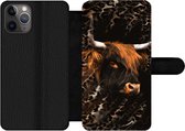 Bookcase Geschikt voor iPhone 11 Pro telefoonhoesje - Schotse hooglander - Panterprint - Zwart - Met vakjes - Wallet case met magneetsluiting