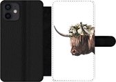 Bookcase Geschikt voor iPhone 12 telefoonhoesje - Schotse hooglander - Koe - Rozen - Met vakjes - Wallet case met magneetsluiting