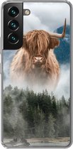 Geschikt voor Samsung Galaxy S22 Plus hoesje - Schotse hooglander - Koeien - Mist - Siliconen Telefoonhoesje