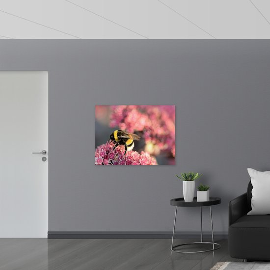 WallClassics - Poster Glanzend – Bestuiving van Roze Bloem door Bij - 100x75 cm Foto op Posterpapier met Glanzende Afwerking