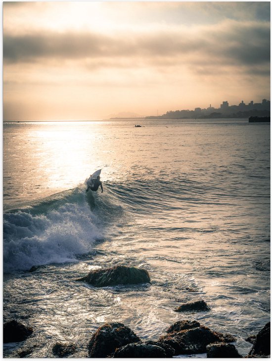 WallClassics - Poster Glanzend – Surfer op Zee aan de Kust - 75x100 cm Foto op Posterpapier met Glanzende Afwerking