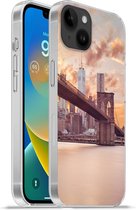 Geschikt voorApple Iphone 14 Plus - Soft case hoesje - Brooklyn Brug en de skyline van New York tijdens zonsondergang - Siliconen Telefoonhoesje