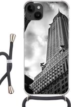 Geschikt voorApple Iphone 14 Plus - Crossbody Case - Chrysler Gebouw in New York vanaf de onderkant gemaakt in zwart-wit - Siliconen - Crossbody - Backcover met Koord - Telefoonhoesje met koord - Hoesje met touw