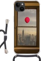 Geschikt voorApple Iphone 14 Plus - Crossbody Case - Rode ballon vliegt langs raam in New York - Siliconen - Crossbody - Backcover met Koord - Telefoonhoesje met koord - Hoesje met touw