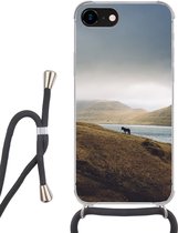 Hoesje met koord Geschikt voor iPhone 8 - Paard - Berg - Landschap - Siliconen - Crossbody - Backcover met Koord - Telefoonhoesje met koord - Hoesje met touw