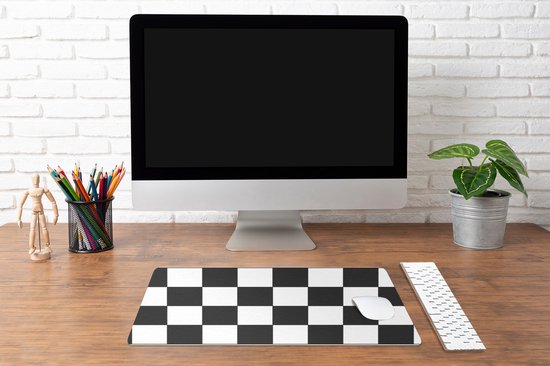 XL muismat met zwart-wit schaakbordpatroon, op een bureau onder een computer monitor, toetsenbord en muis.