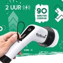 Hand laadt de witte elektrische schrobborstel op via USB-C. 2 uur opladen voor 90 minuten gebruik.