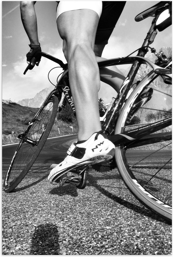 WallClassics - Poster (Mat) - Gespierde benen van Wielrenner (zwart/wit) - 40x60 cm Foto op Posterpapier met een Matte look