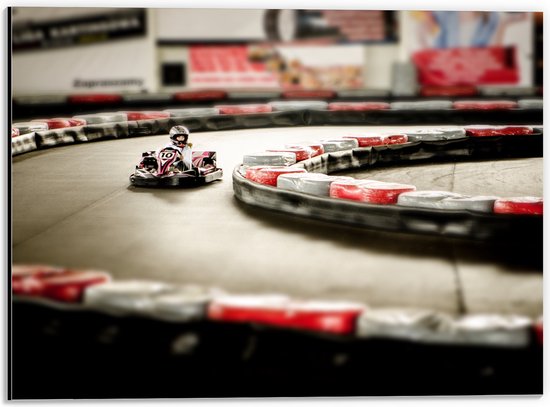 WallClassics - Dibond - Karter op Indoor Kartbaan - 40x30 cm Foto op Aluminium (Met Ophangsysteem)