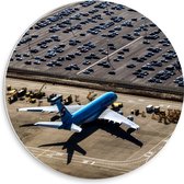 WallClassics - PVC Schuimplaat Muurcirkel - Blauw Vliegtuig op Vliegbasis - 30x30 cm Foto op Muurcirkel (met ophangsysteem)