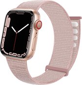 Goudkleurig Apple Watch met een roze geweven nylon bandje met klittenbandsluiting.