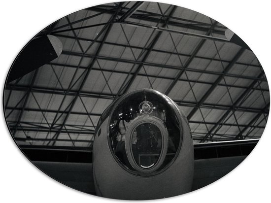 WallClassics - Dibond Ovaal - Vliegtuig in Fabriekshal (zwart/wit) - 56x42 cm Foto op Ovaal (Met Ophangsysteem)