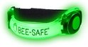Groene, lichtgevende sportarmband met reflecterende tekst 'BEE-SAFE'.
