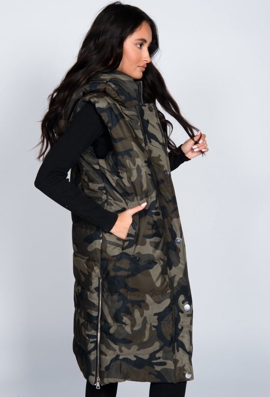 De Militairen in Camouflage Met Een Militair Wapen Die Door Het Geweer